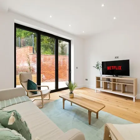 Spacious 3Bd L Family Home